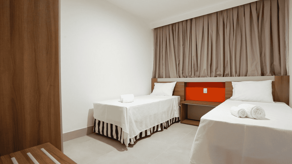 Acomodações aconchegantes no Enjoy Olímpia Park Resort, com cama confortável e decoração alegre, criando um ambiente perfeito para relaxamento e bem-estar.